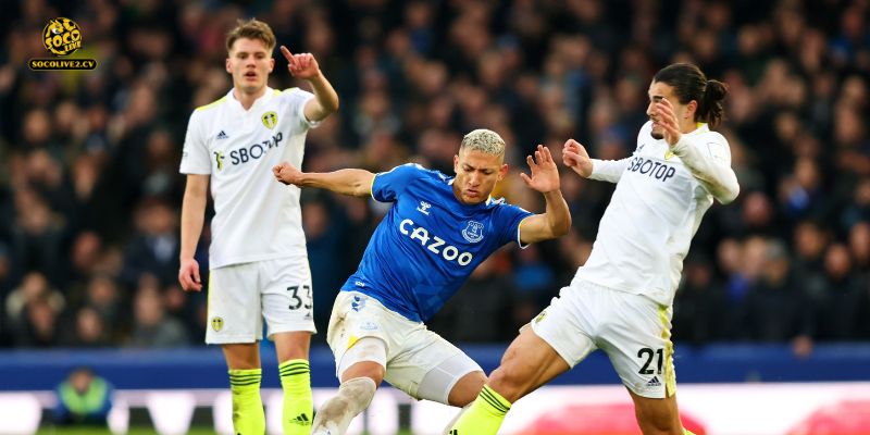 Leeds United đối mặt thử thách cực đại khi làm khách trước đối thủ kỵ giơ